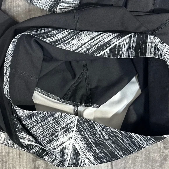 ⭐️Lululemon Hot To Street Crop in Heat Wave White Black / Black [783] - Picture 7 of 9